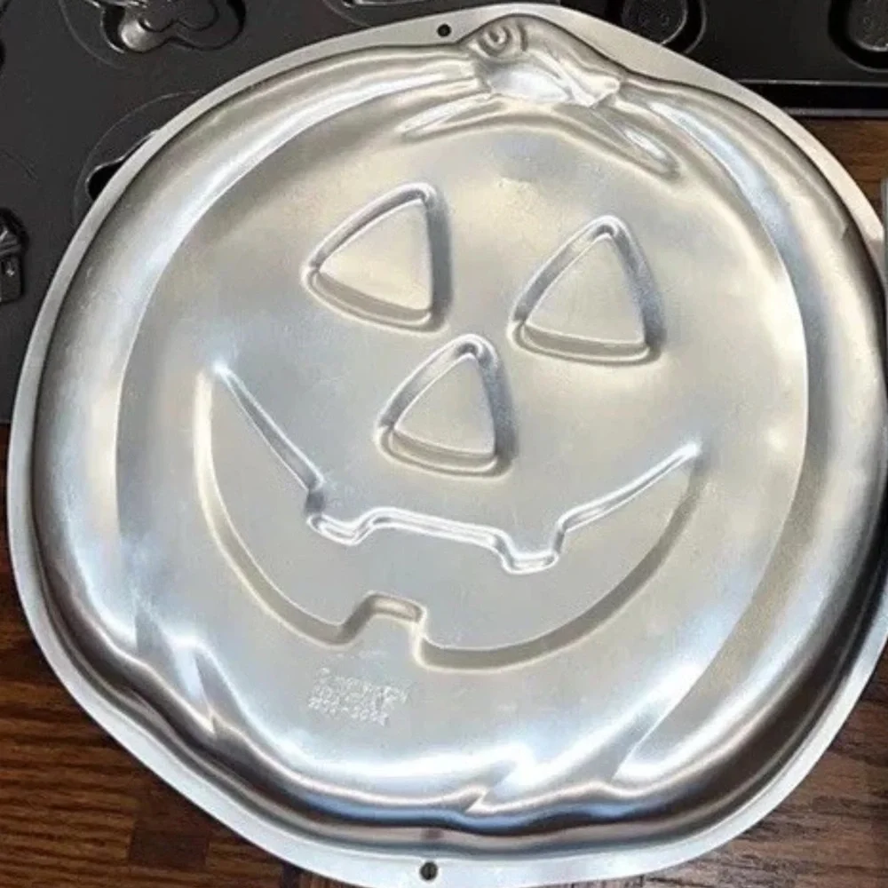 Wilton Pumpkin Cake Pan and Treat Pan set of 2 - Picture 7 of 12